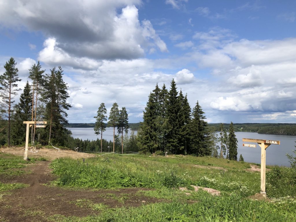 Reittien lähdöt järvimaisemaan